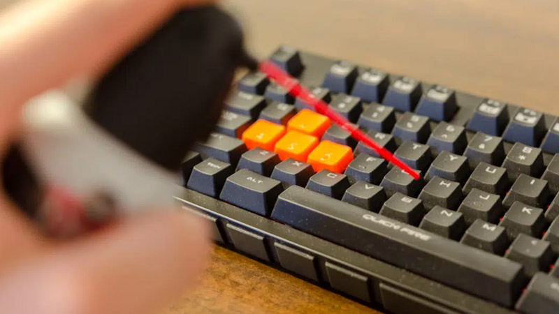 L&agrave;m sạch c&aacute;c linh kiện